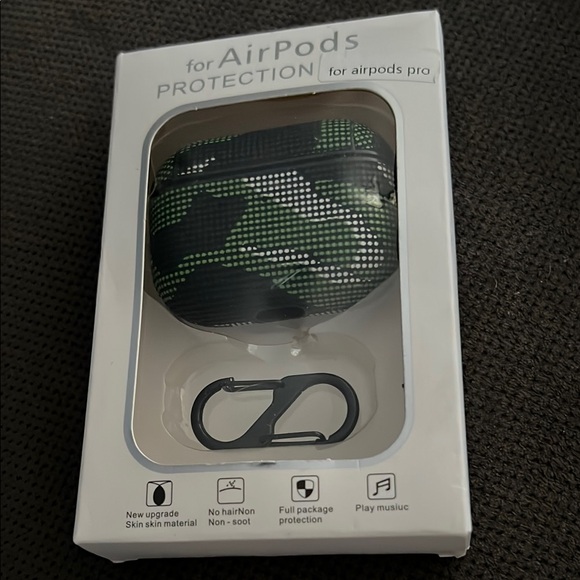 Green and Black Camouflage AirPods Pro Case with Clip - Picture 1 of 1